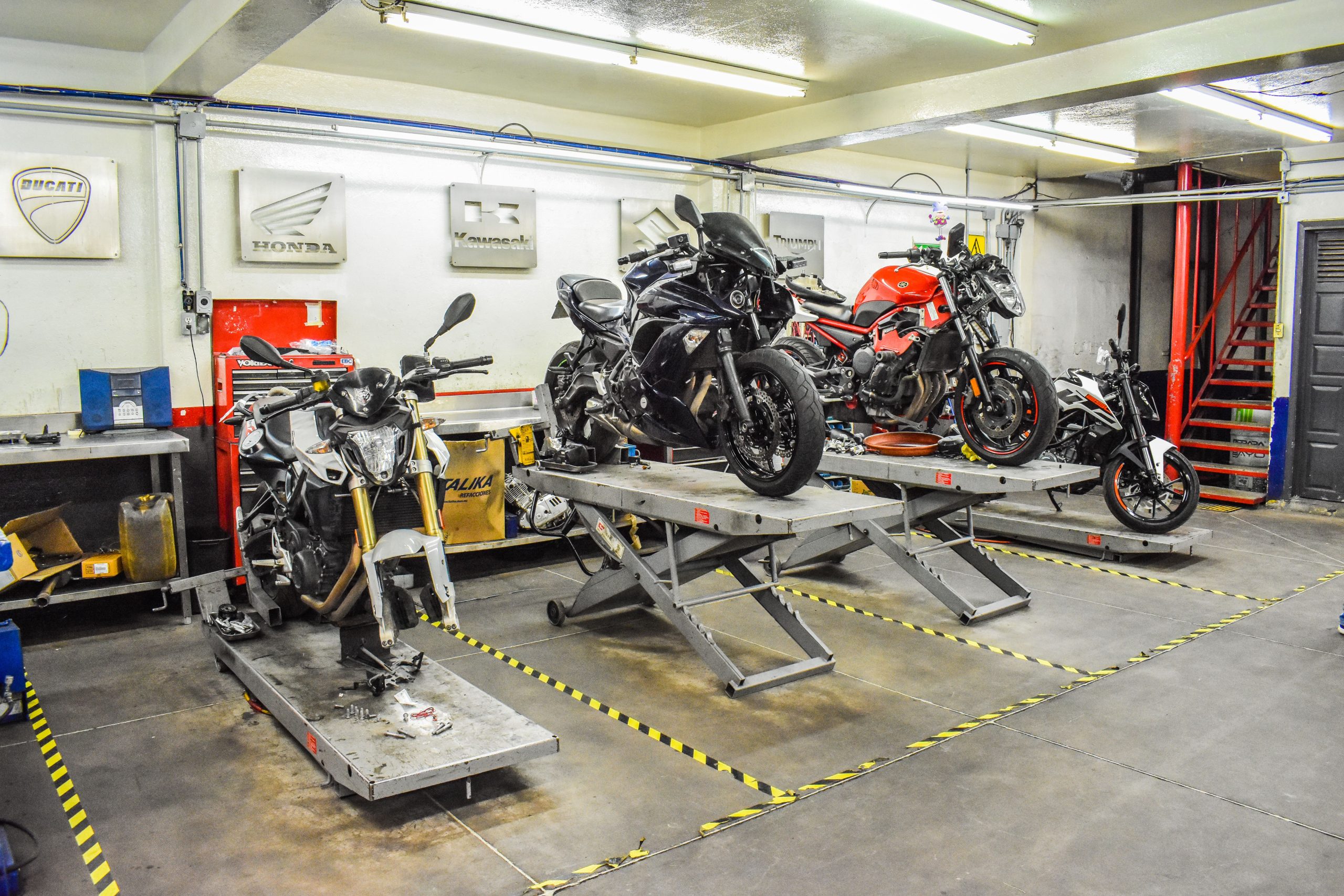 Atelier avec motos Ducati Honda Kawasaki