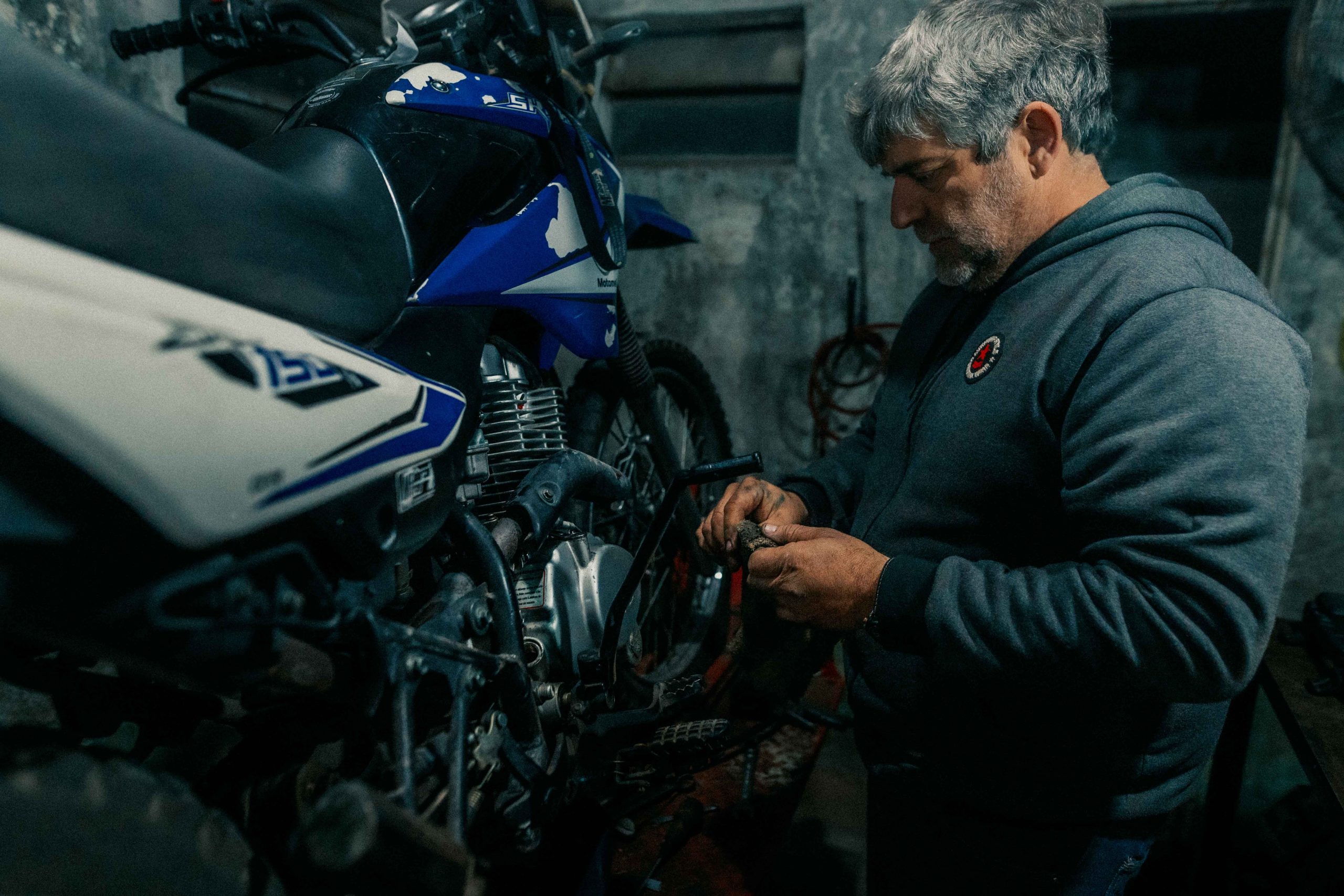 Mécanicien répare une moto en atelier