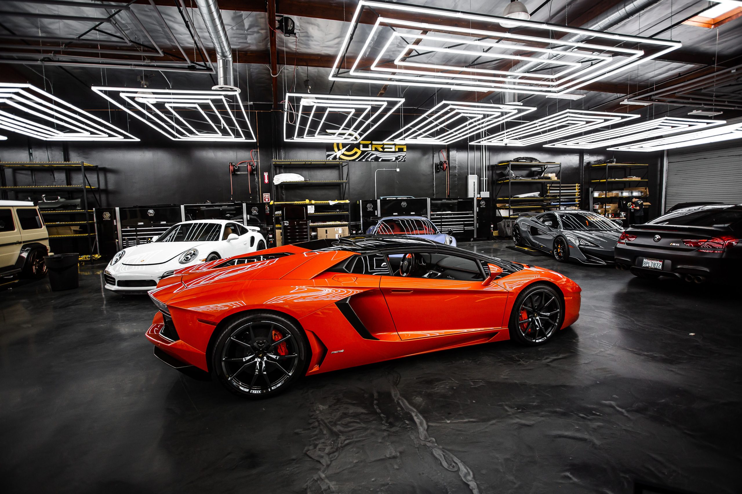 Voitures de sport haut de gamme dans showroom moderne