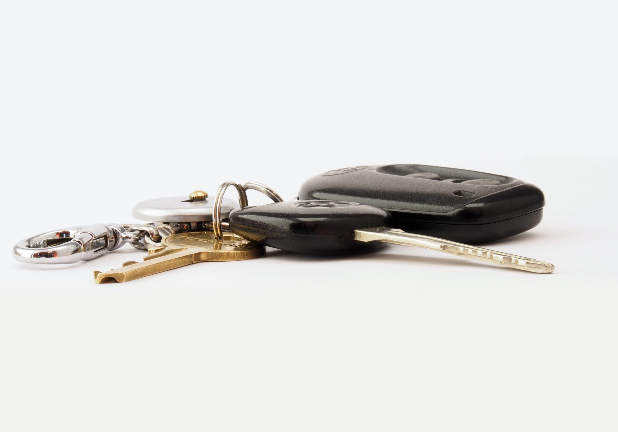 Clé télécommande Mercedes sur surface blanche