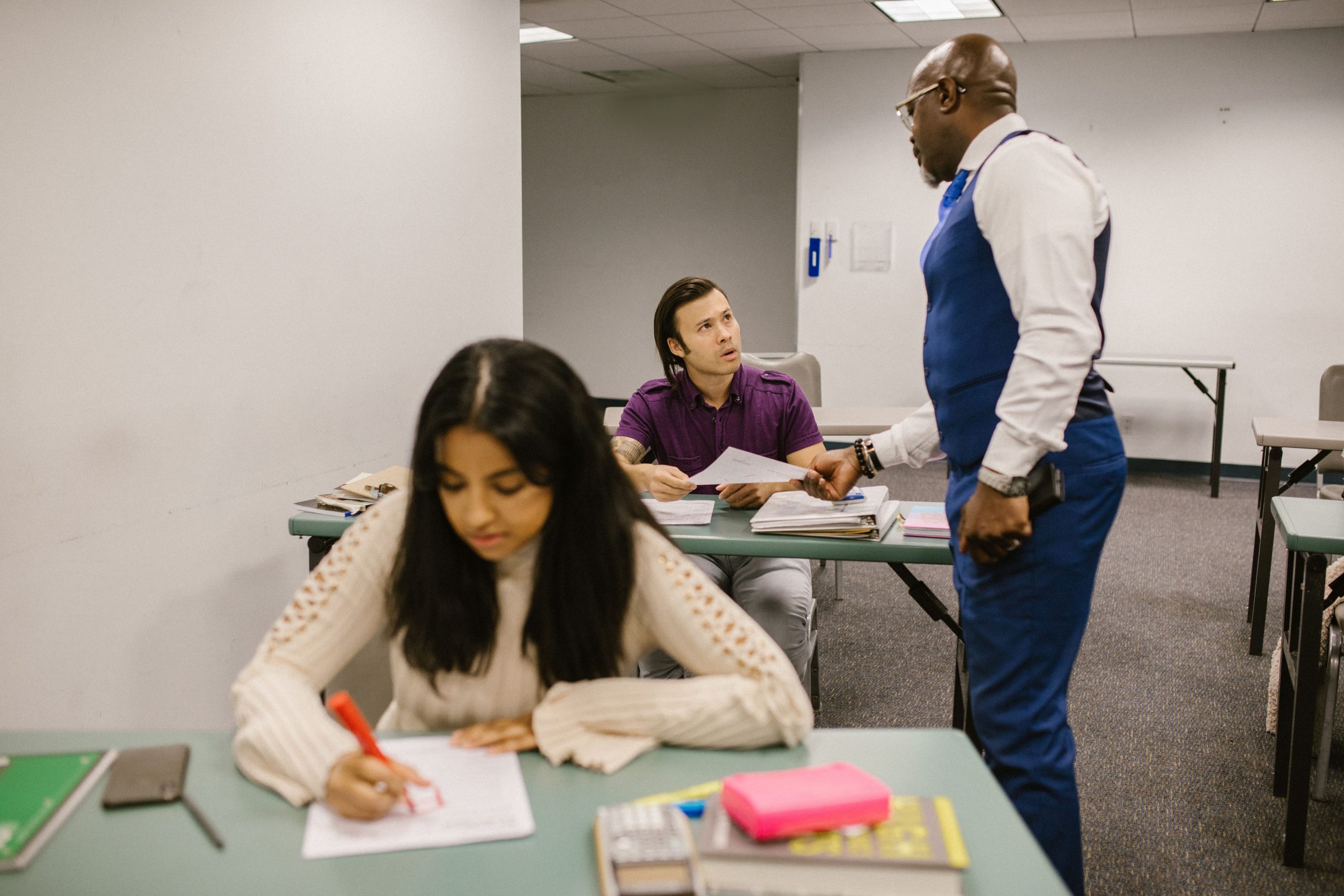 Enseignant échangeant avec ses élèves en classe