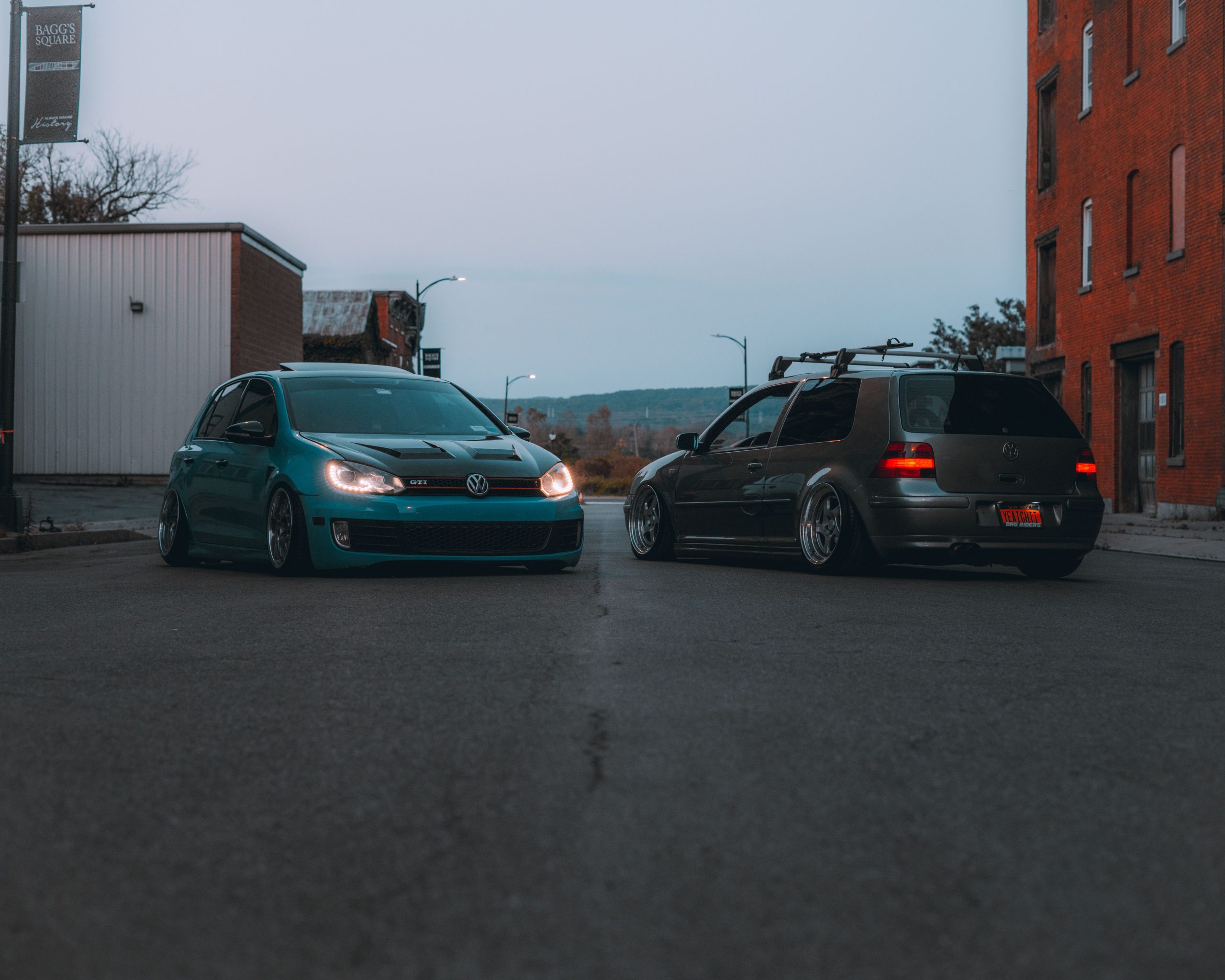 Deux Volkswagen garées en ville au crépuscule