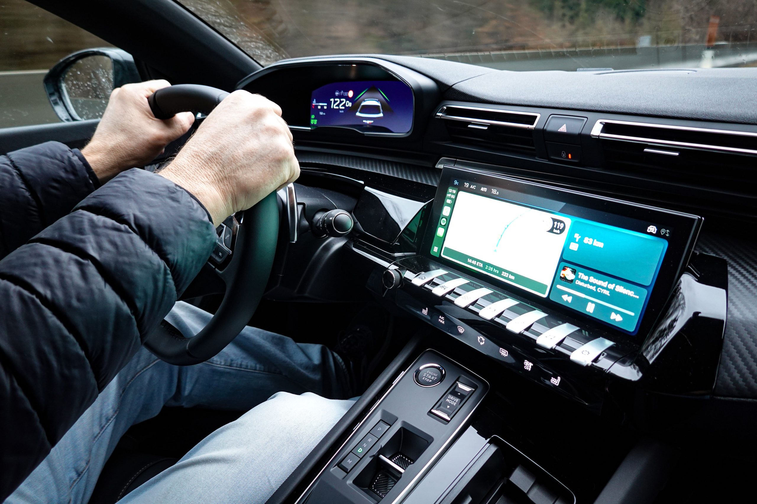 Intérieur moderne voiture mains volant technologie
