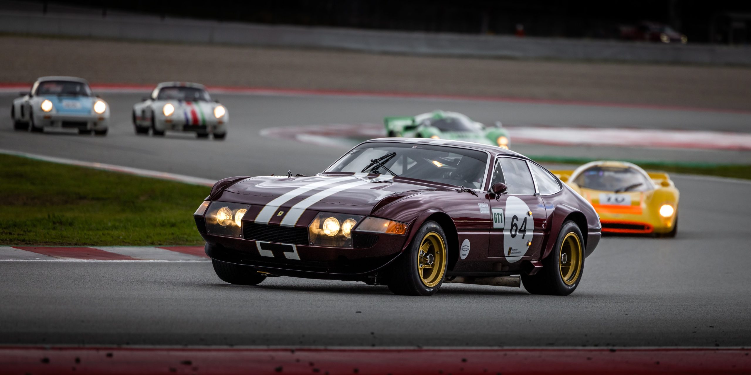 Voitures de sport vintage en compétition sur circuit