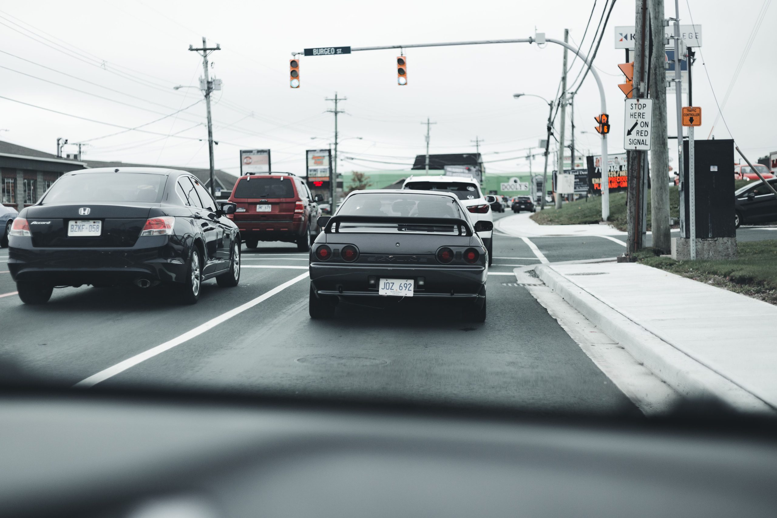 Embouteillage routier avec multiples véhicules et feux stops