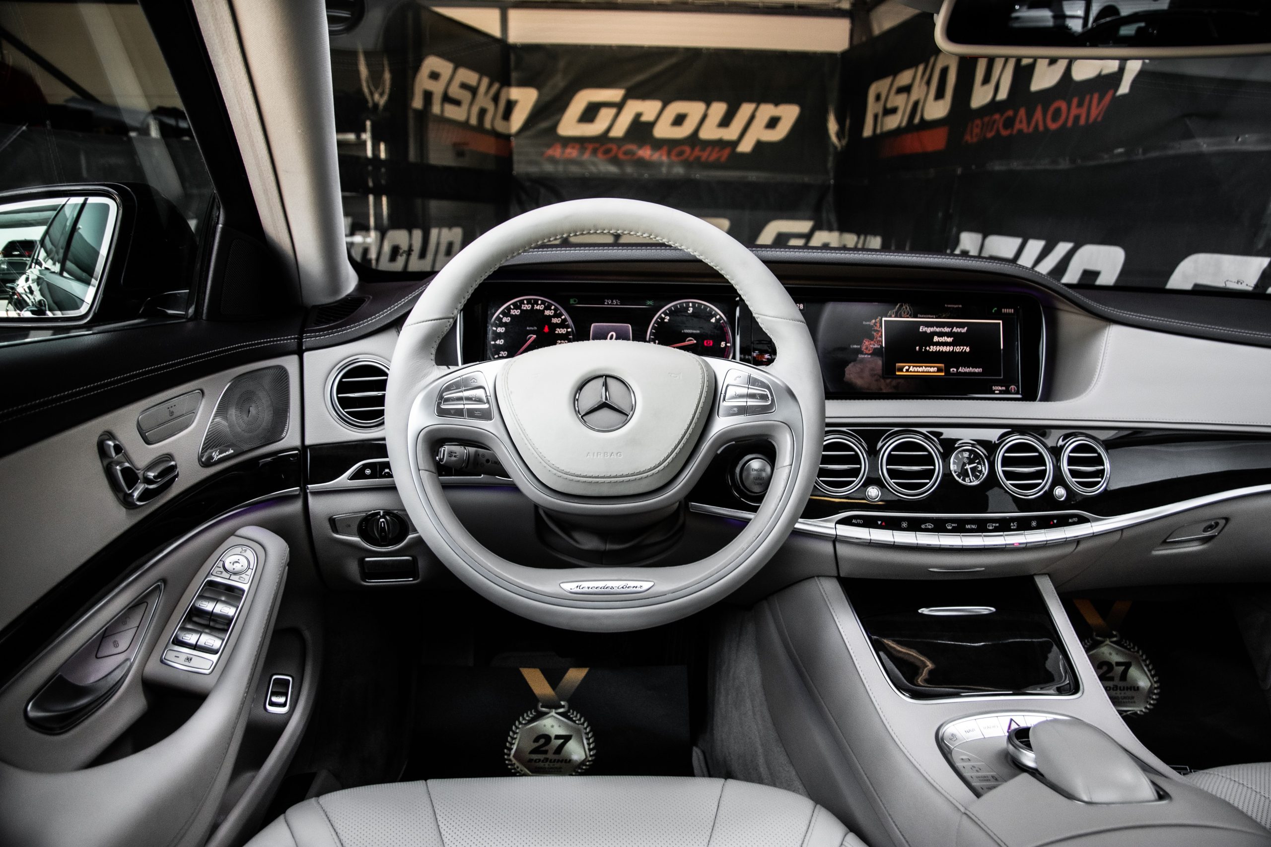 Volant et tableau de bord détaillé Mercedes-Benz