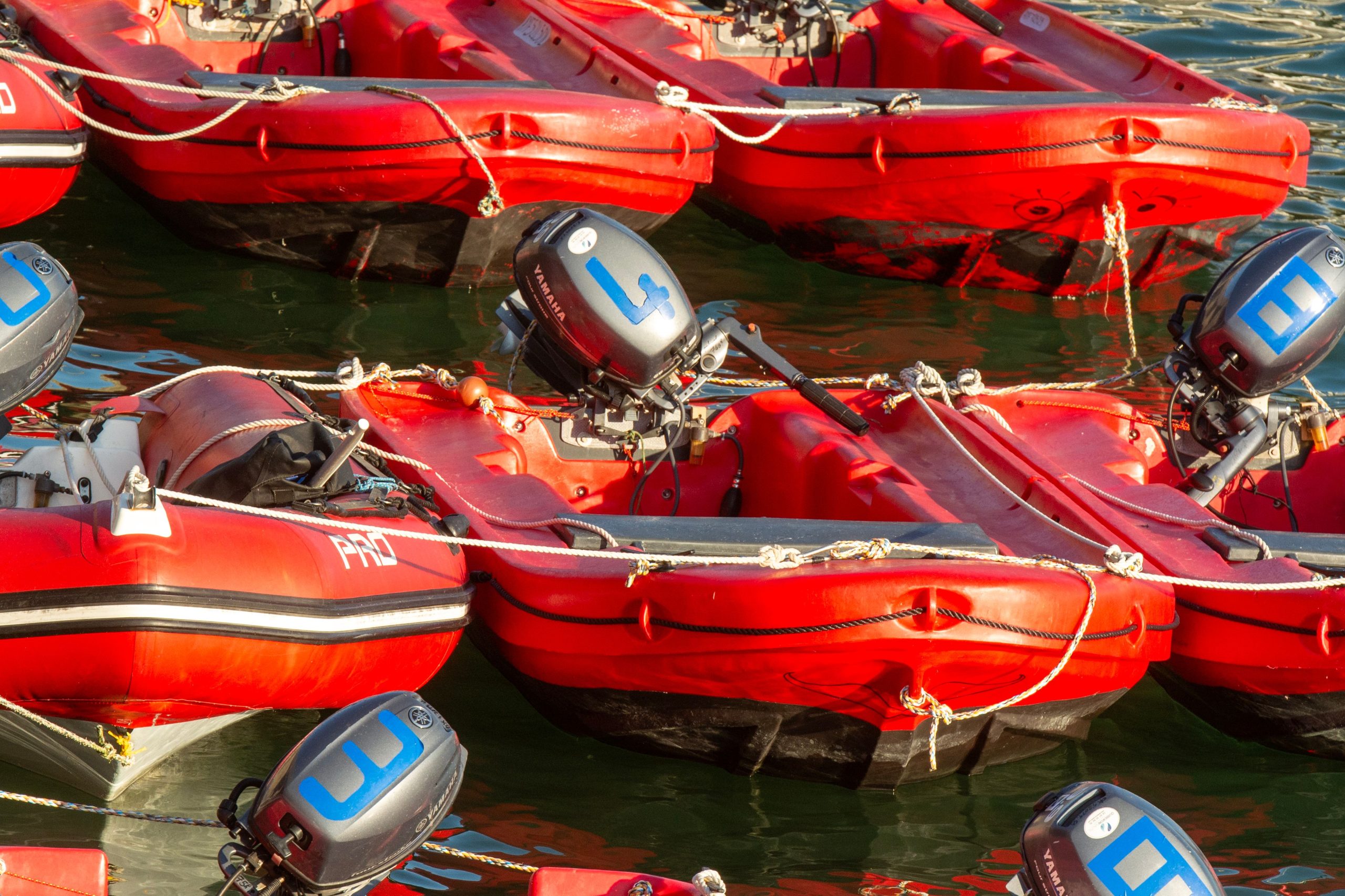 Bateaux gonflables rouges moteurs hors-bord amarrés