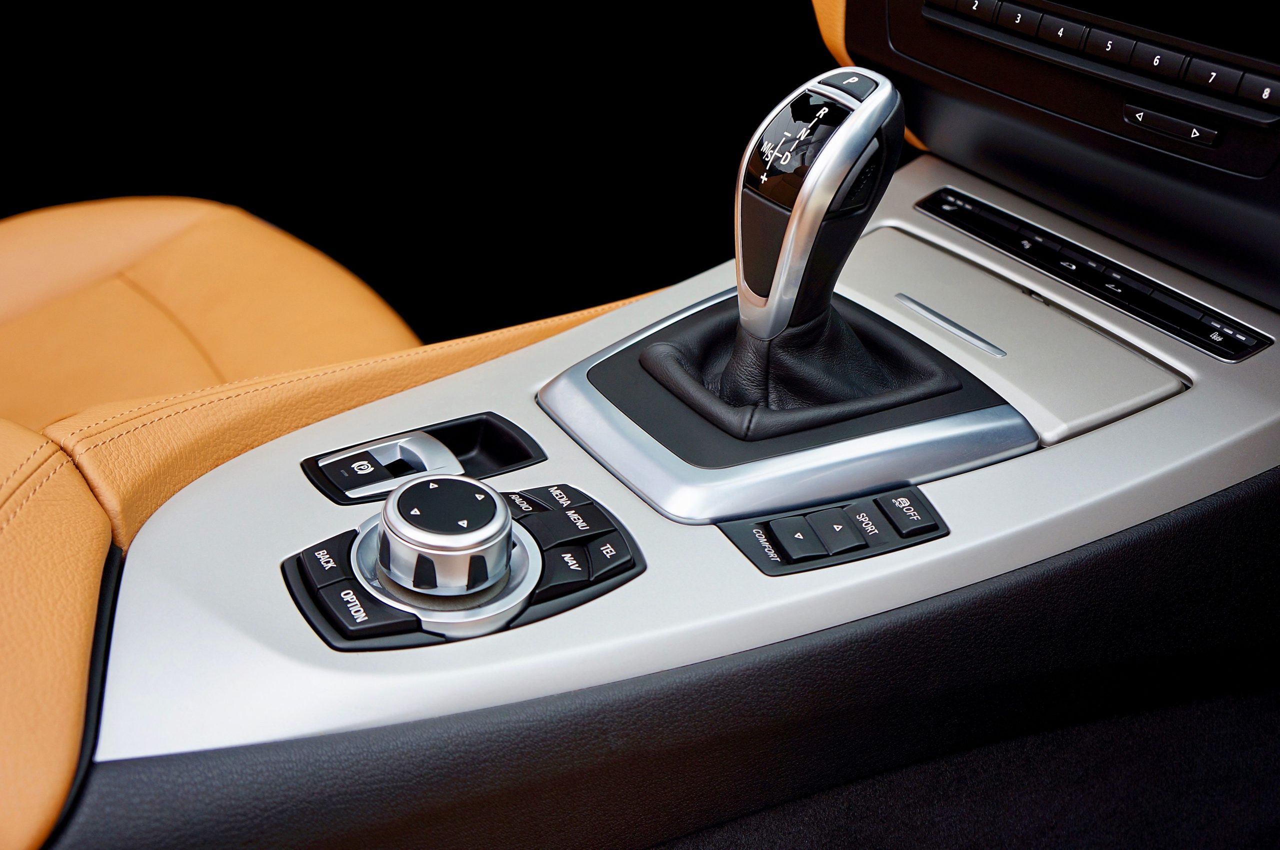 Intérieur moderne Mercedes avec levier vitesse et commandes