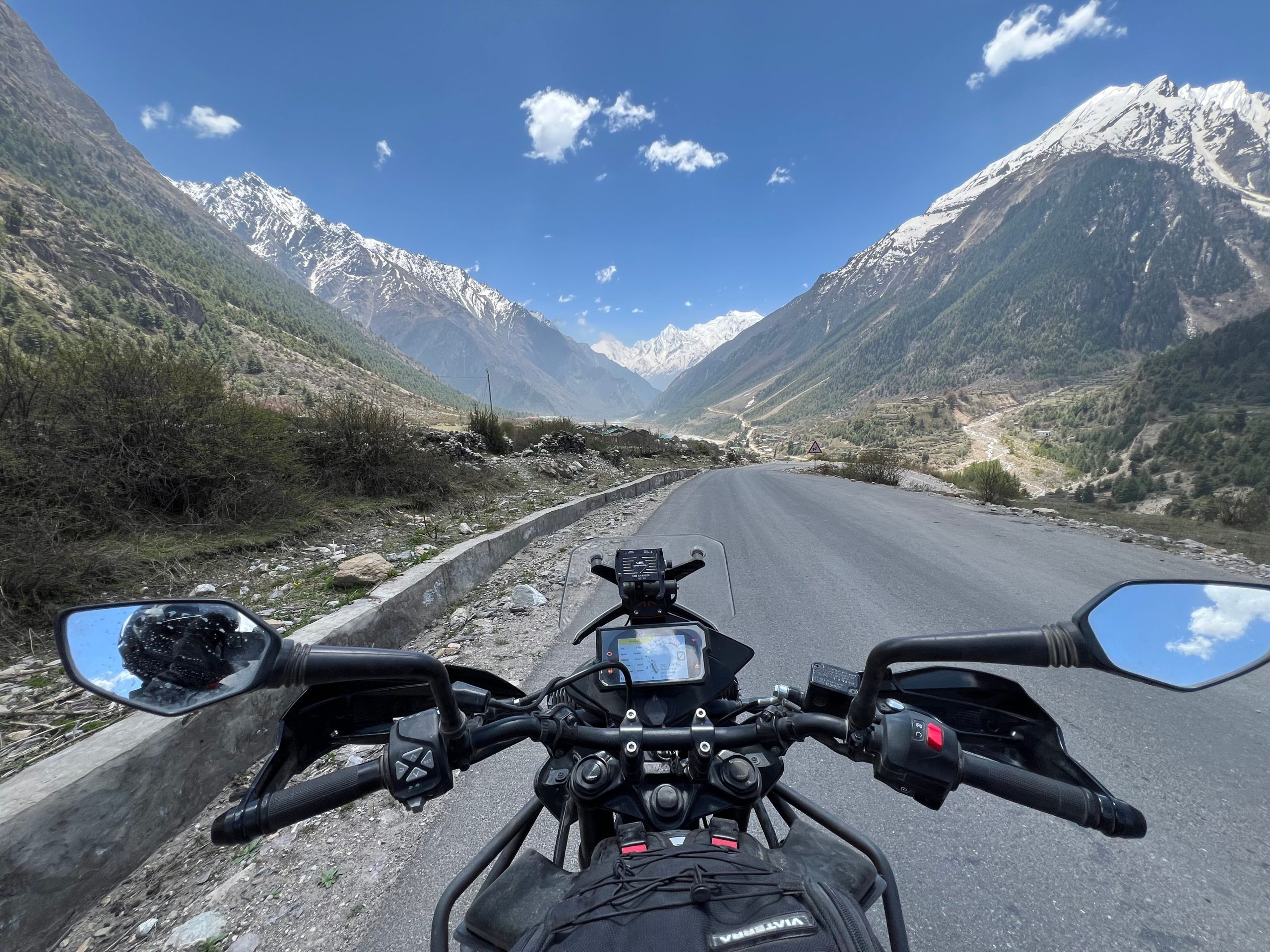 Routes montagne panoramiques moto ciel bleu