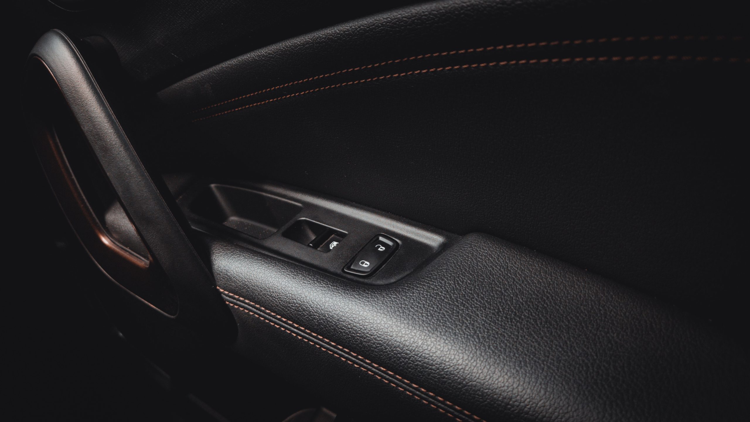 Intérieur poignée porte voiture avec commandes
