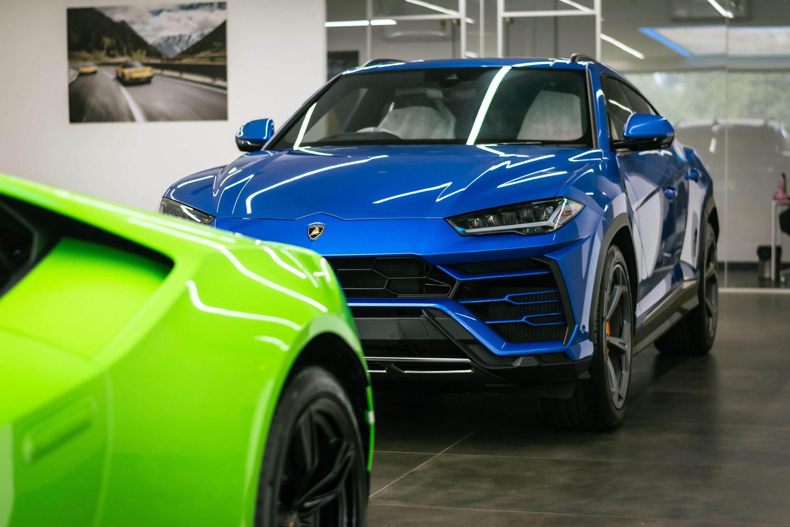 SUV Lamborghini bleu showroom moderne