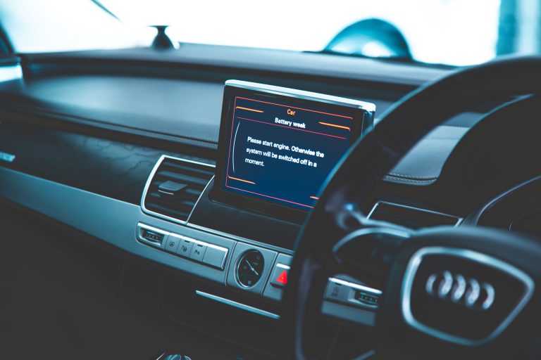 Voyant SRS allumé sur ta Mercedes : que faire ?