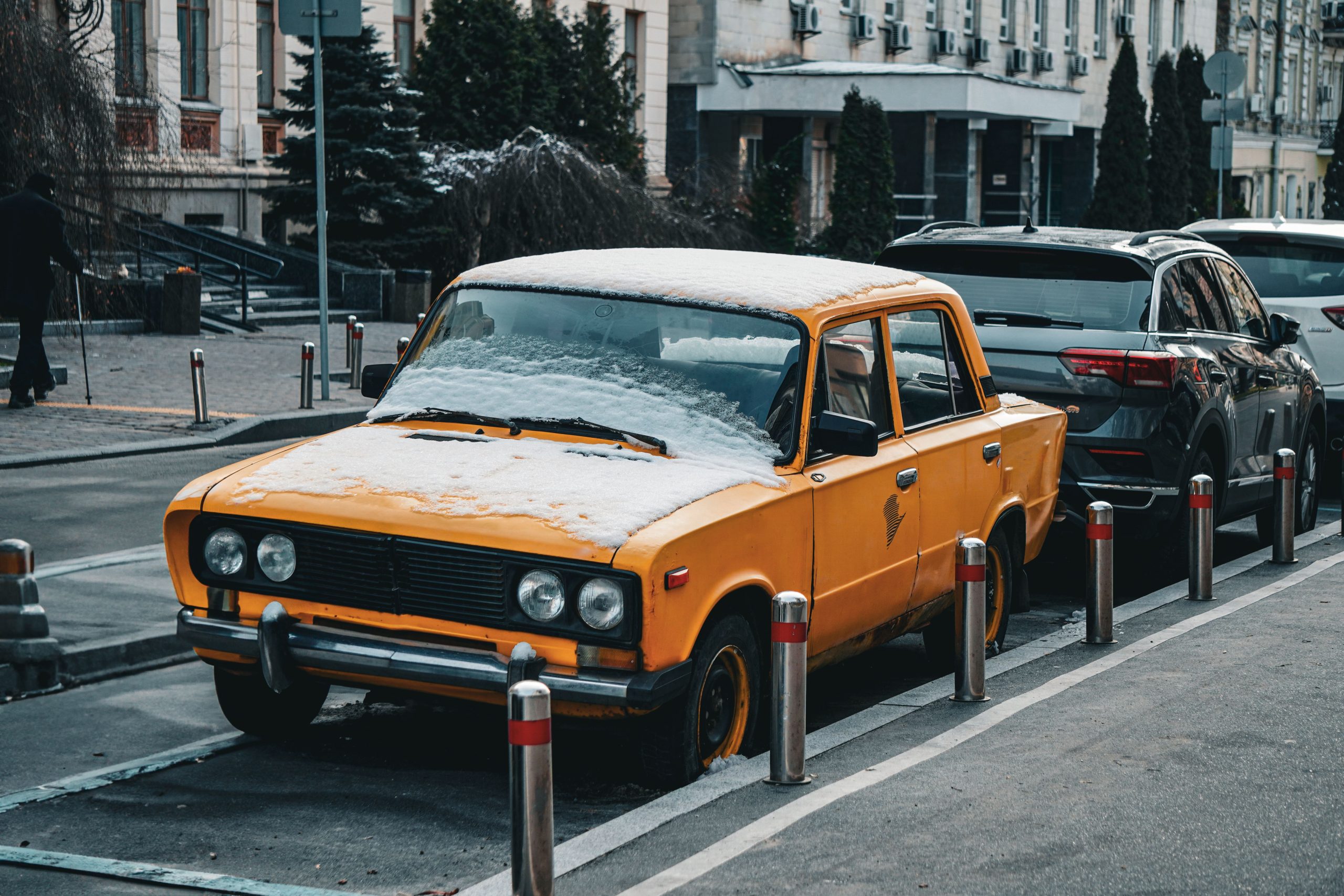Vieille voiture jaune neige garée Kiev