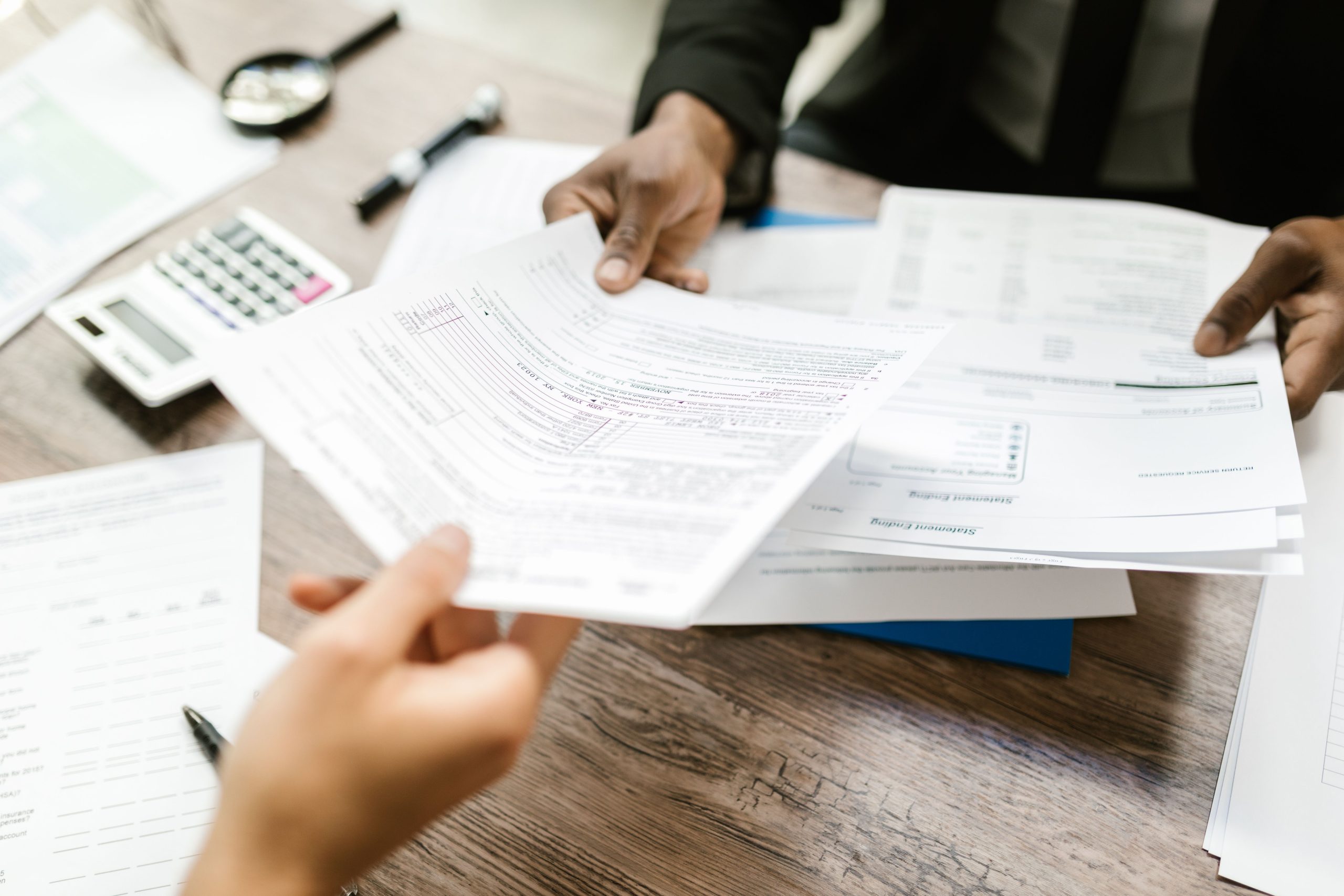 Professionnels échangeant documents d'assurance