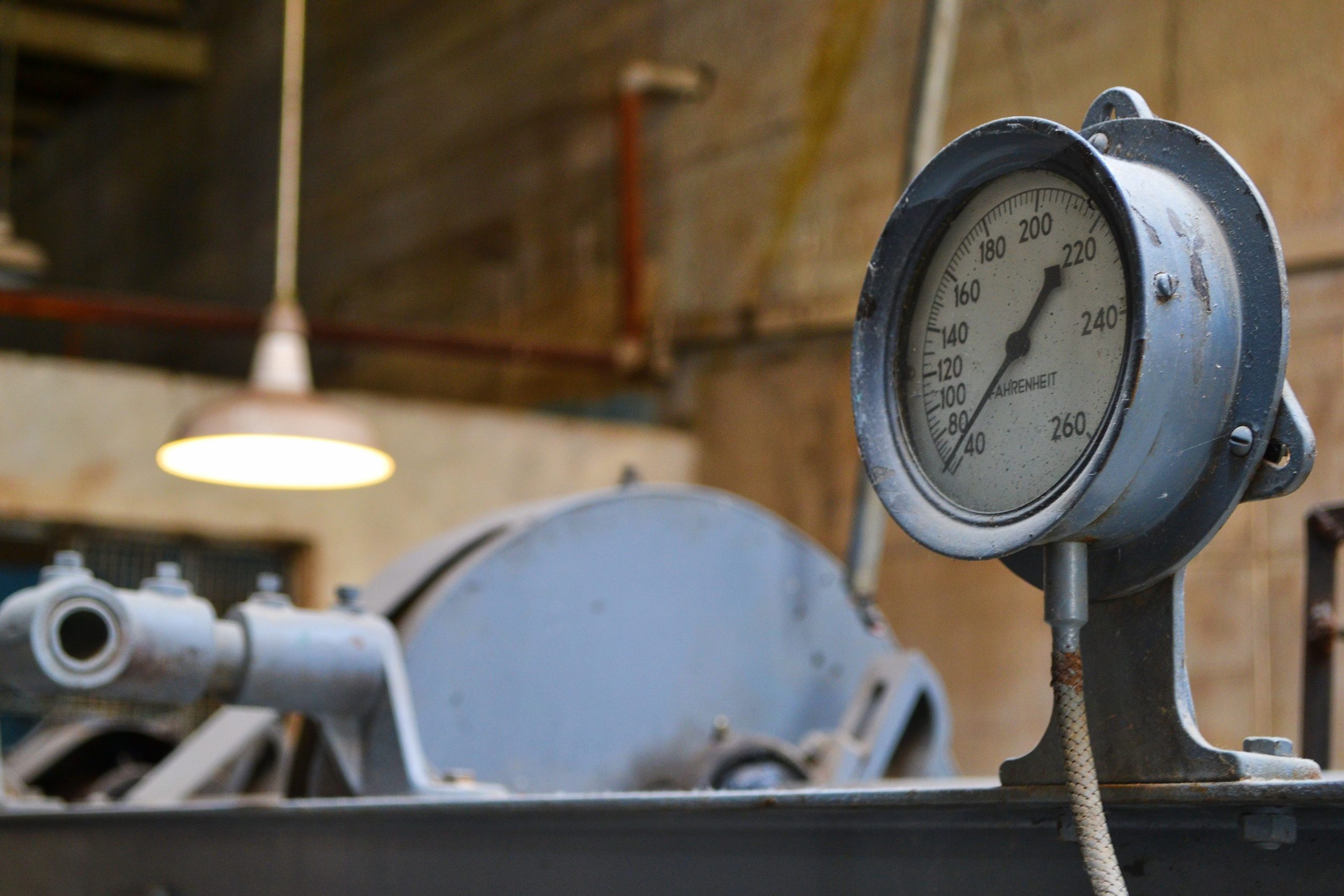 Ancien manomètre de pression en atelier industriel