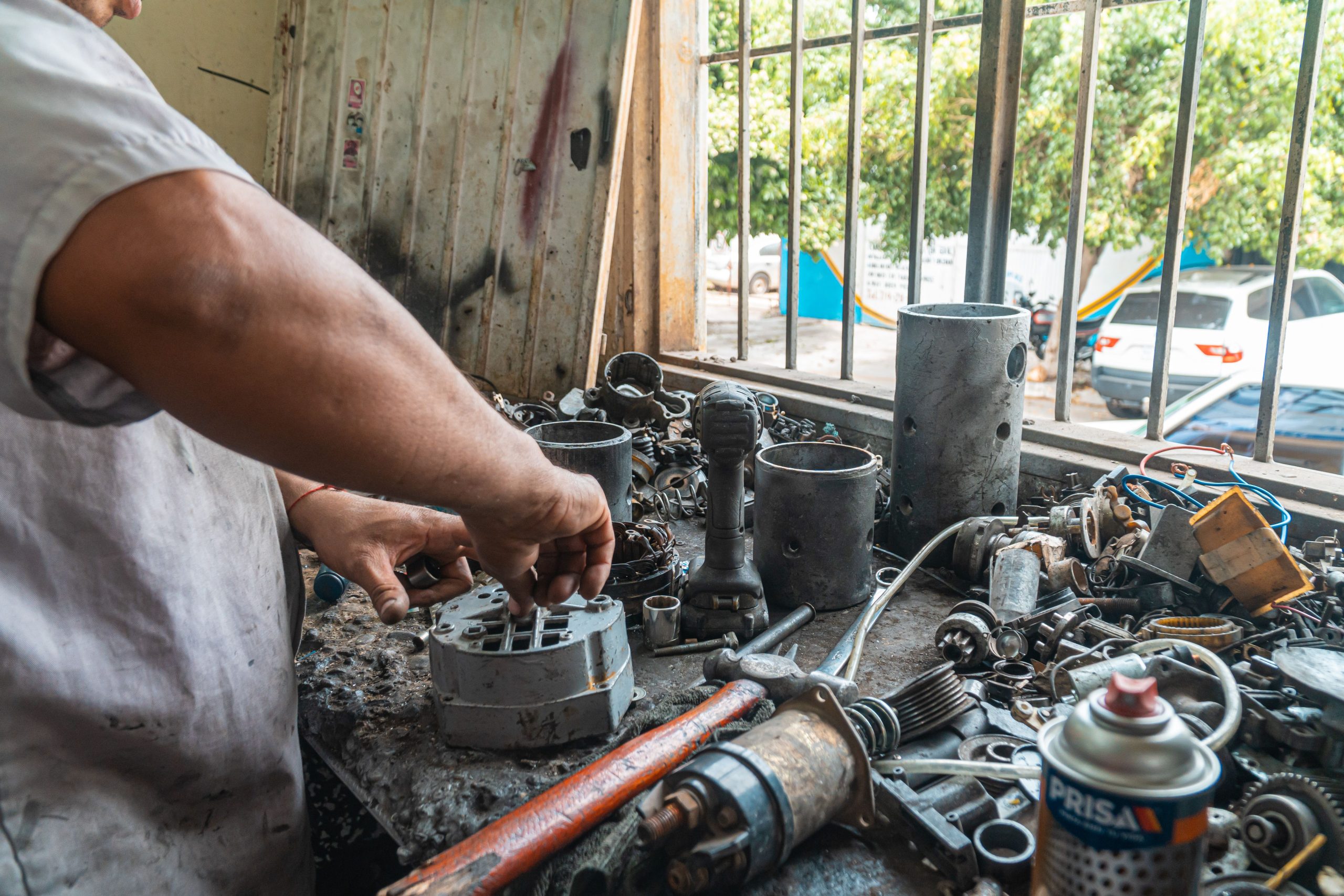 Mécanicien travaillant pièces automobile atelier