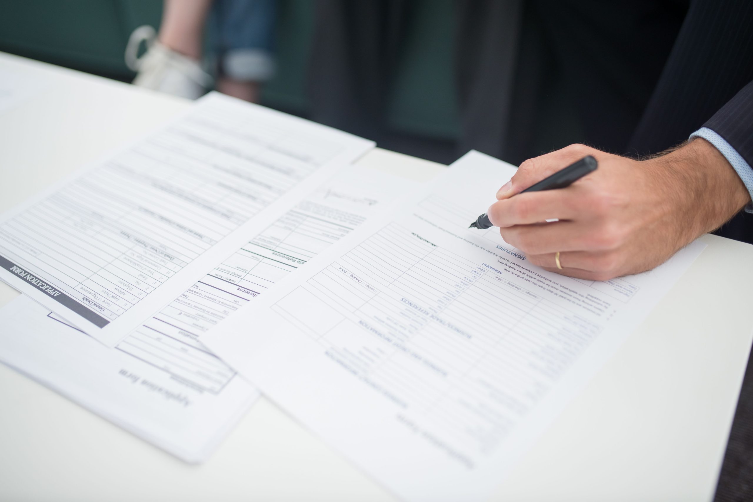 Main signant des documents d'assurance auto
