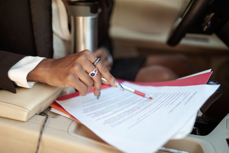 Vendre une voiture sans carte grise à son nom, est-ce risqué ?
