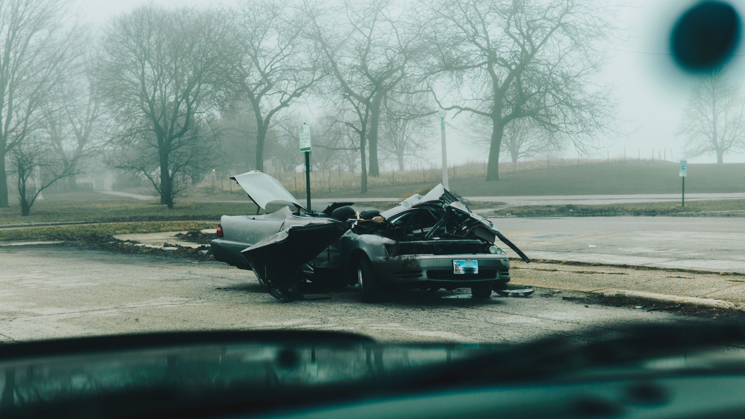 Voiture endommagée sur route brumeux Chicago matin