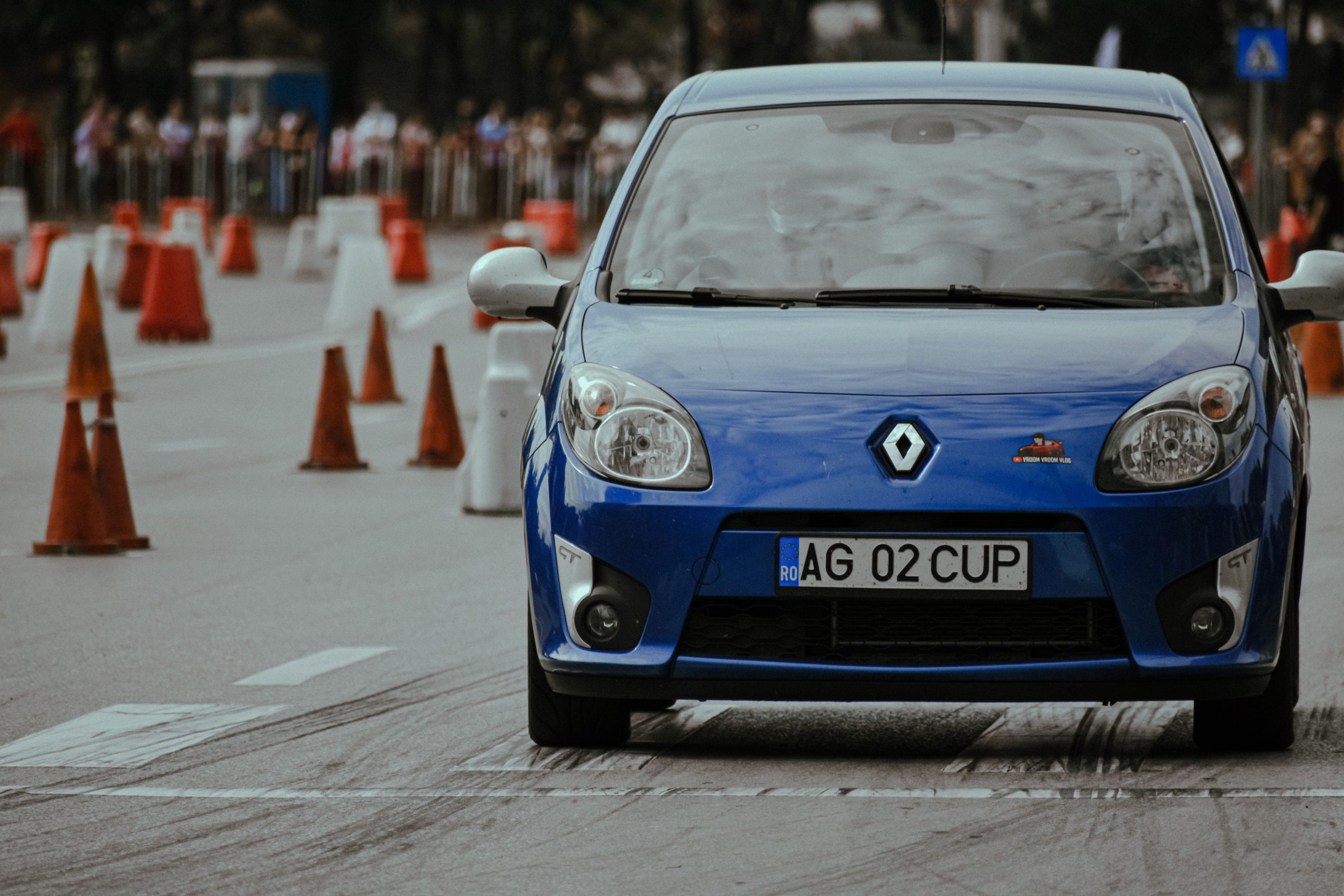 Automobile moderne bleue sur piste d'essai