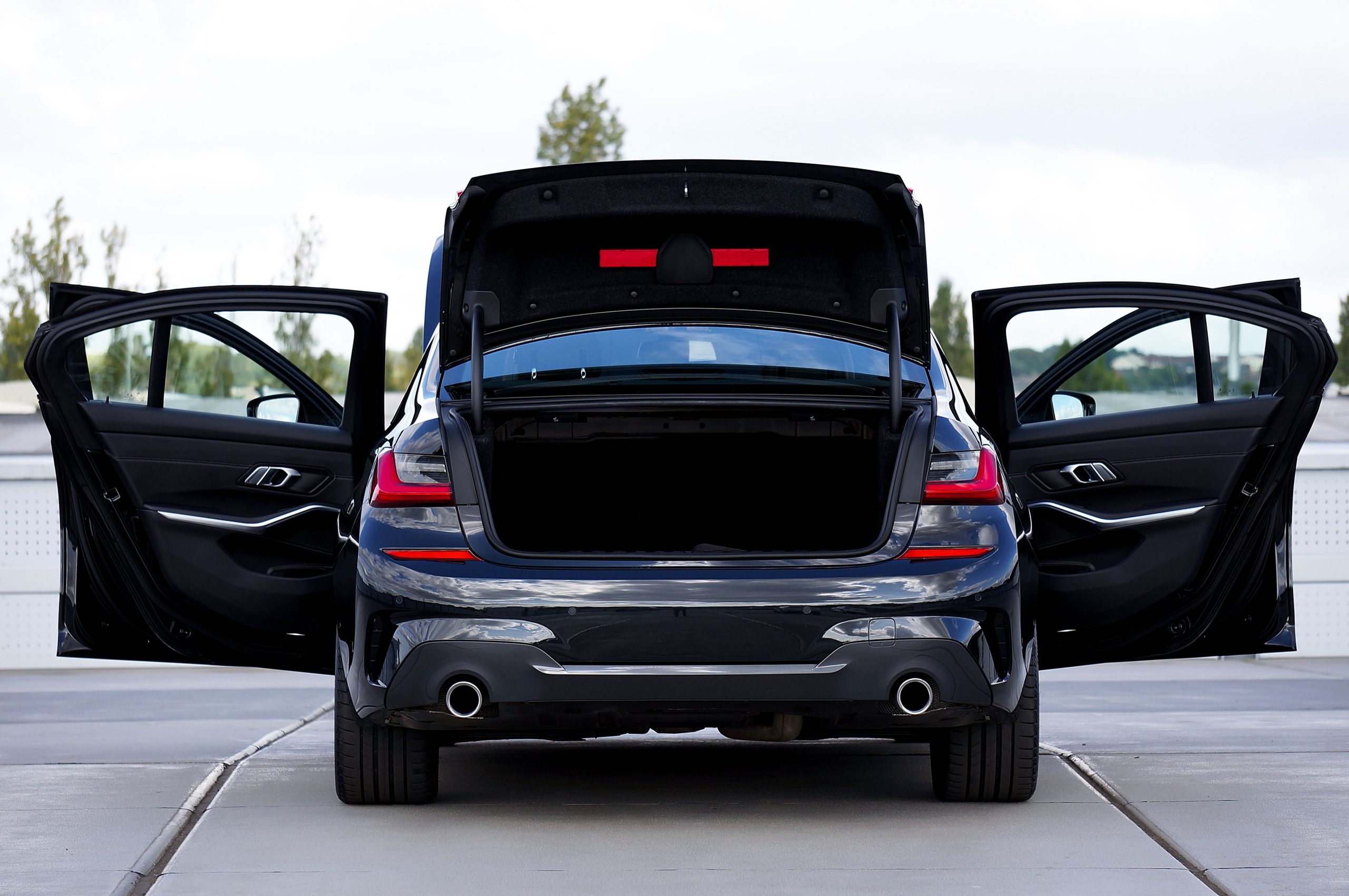 Voiture noire portes coffre ouverts