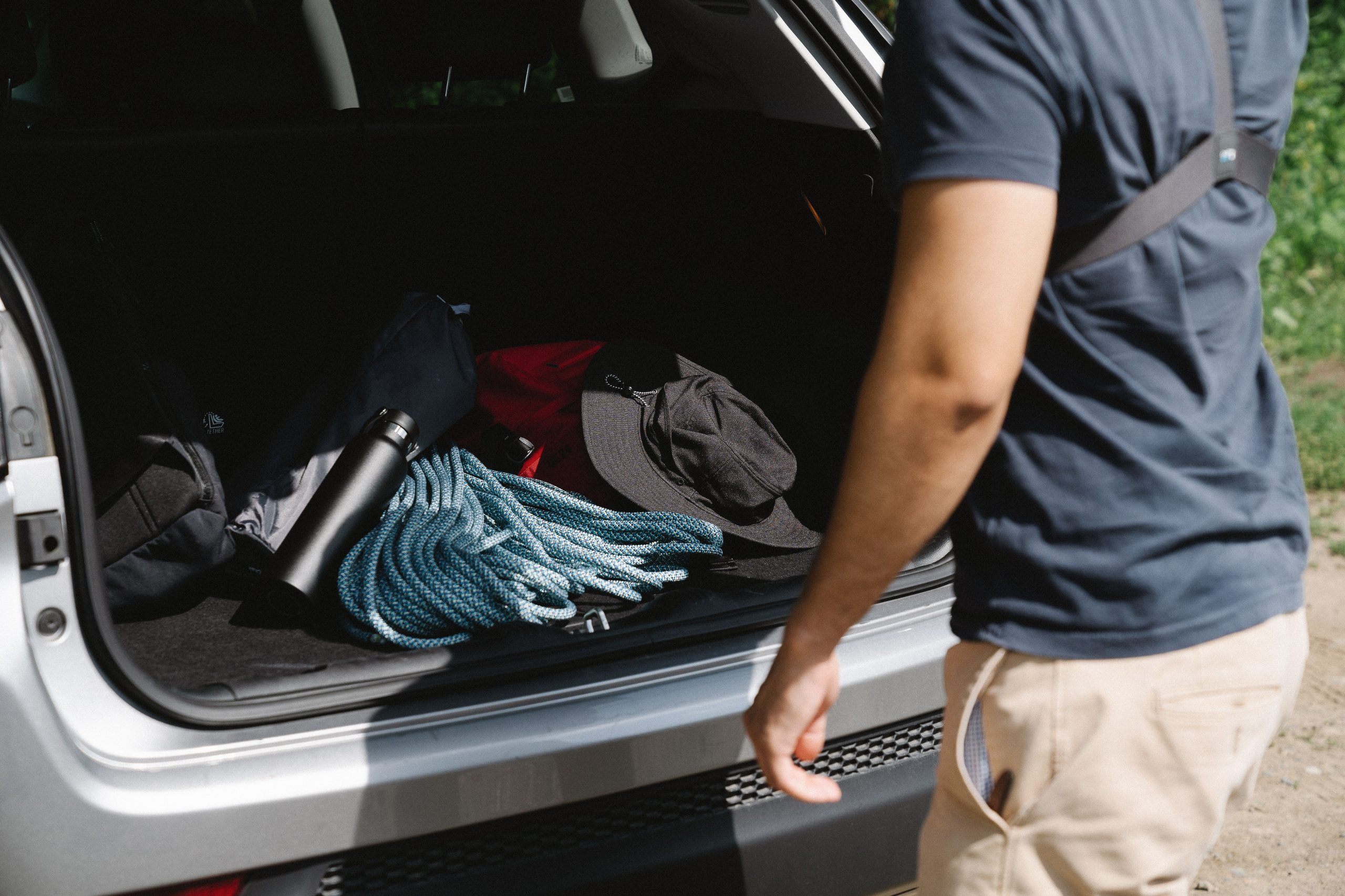 Homme organisant équipement camping coffre