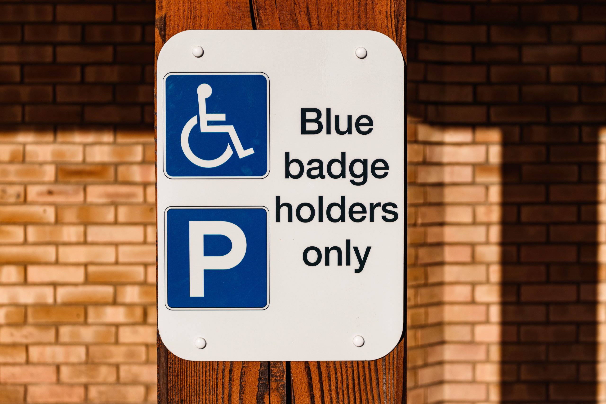 Panneau réservé aux titulaires de badge bleu
