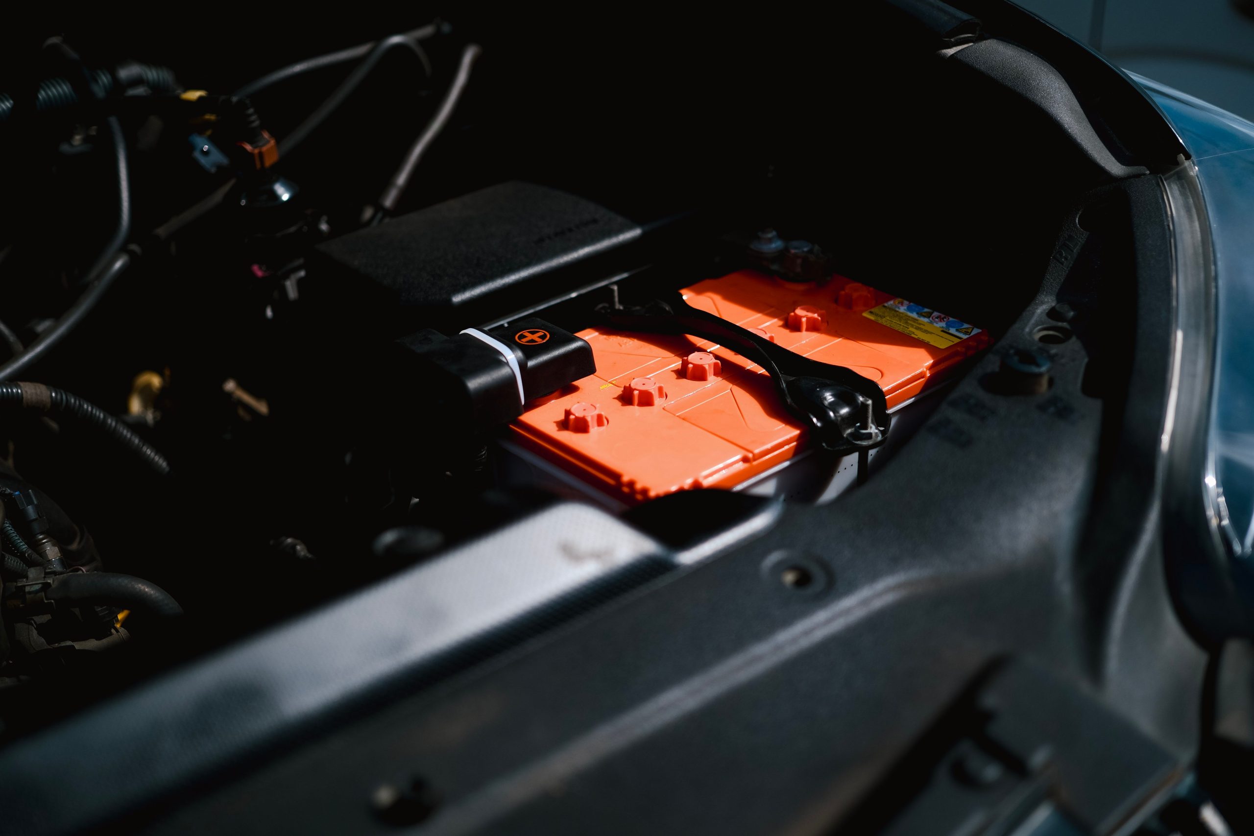 Batterie électrique visible dans compartiment moteur