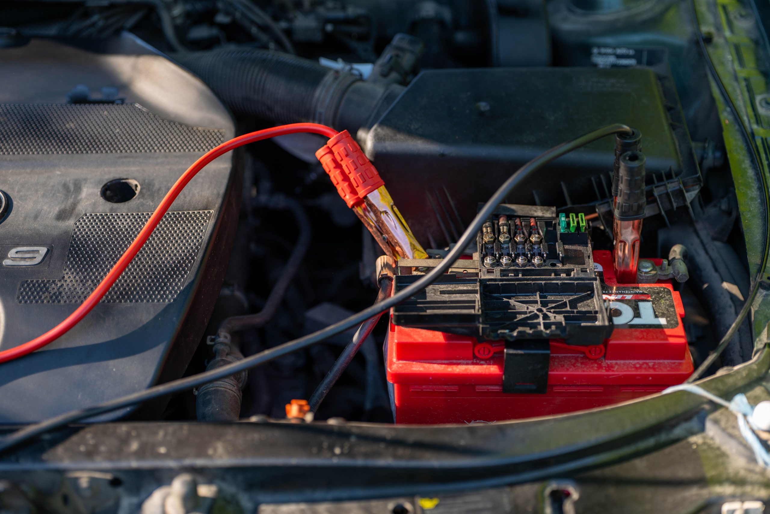 Batterie de voiture avec câbles de démarrage branchés