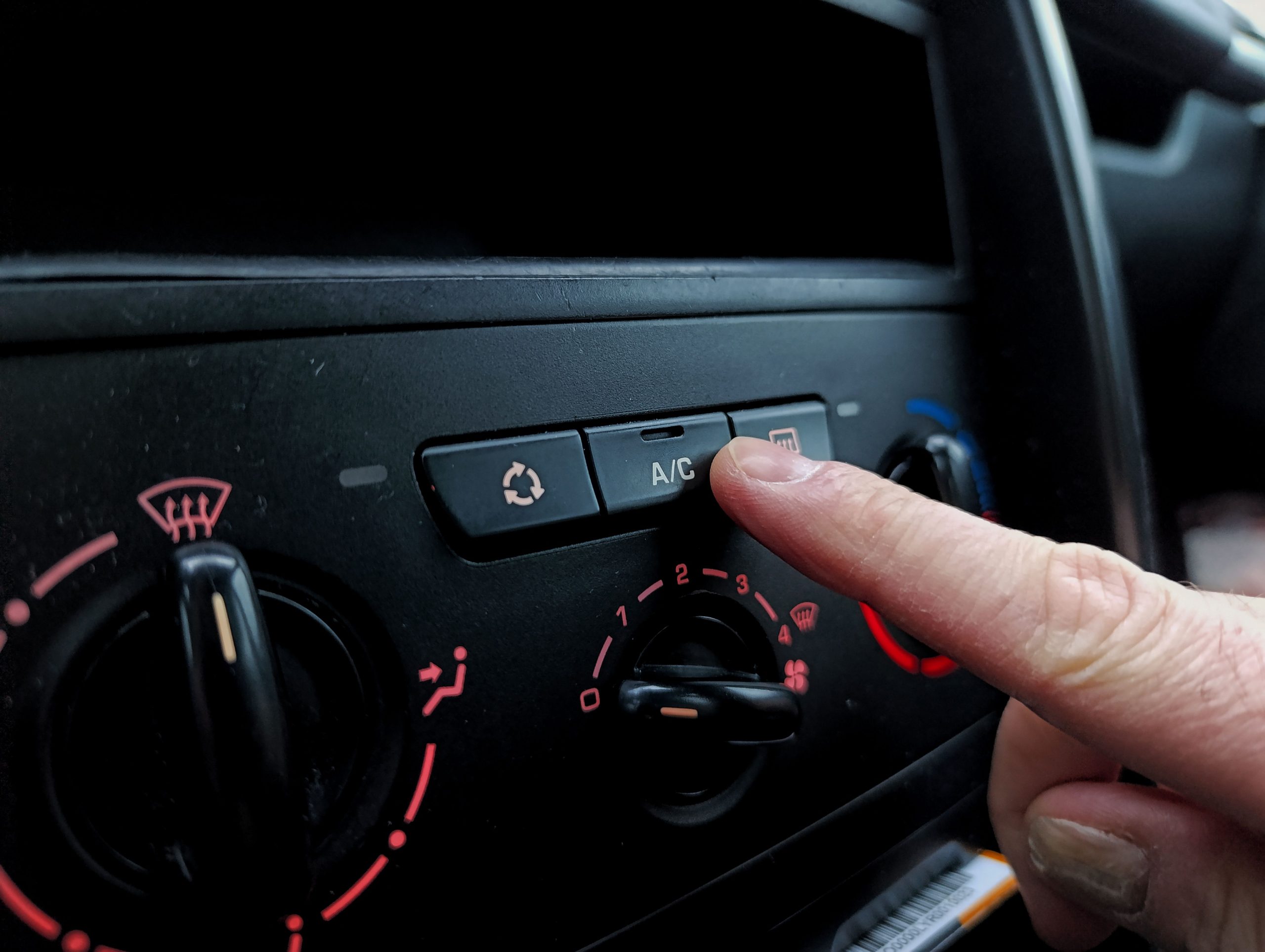 Personne reglant climatisation interieur vehicule