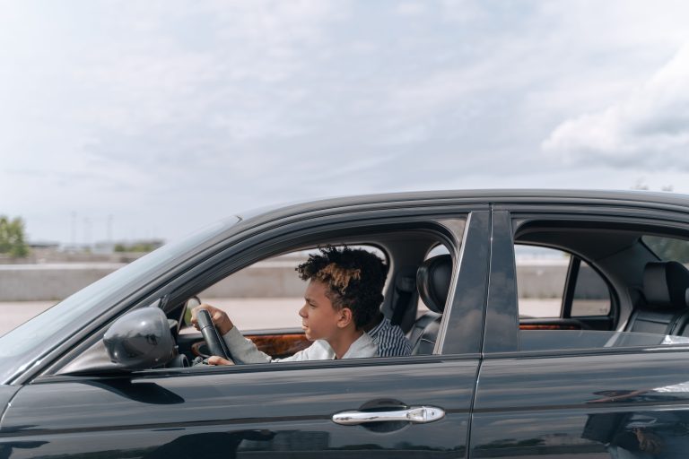 À quel âge peut-on vraiment conduire seul sur la route ?