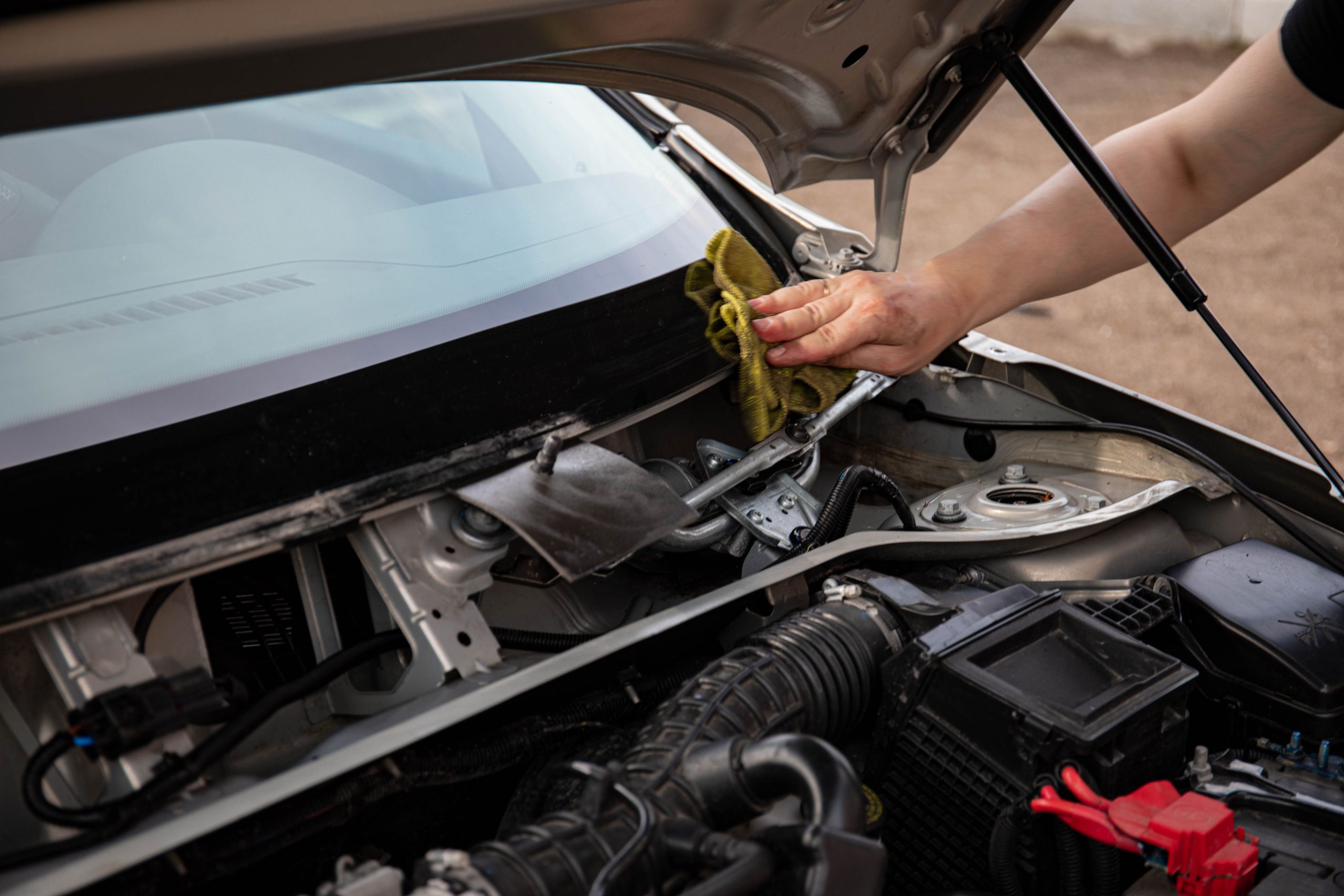 Mécanicien nettoyant pare-brise maintenance automobile