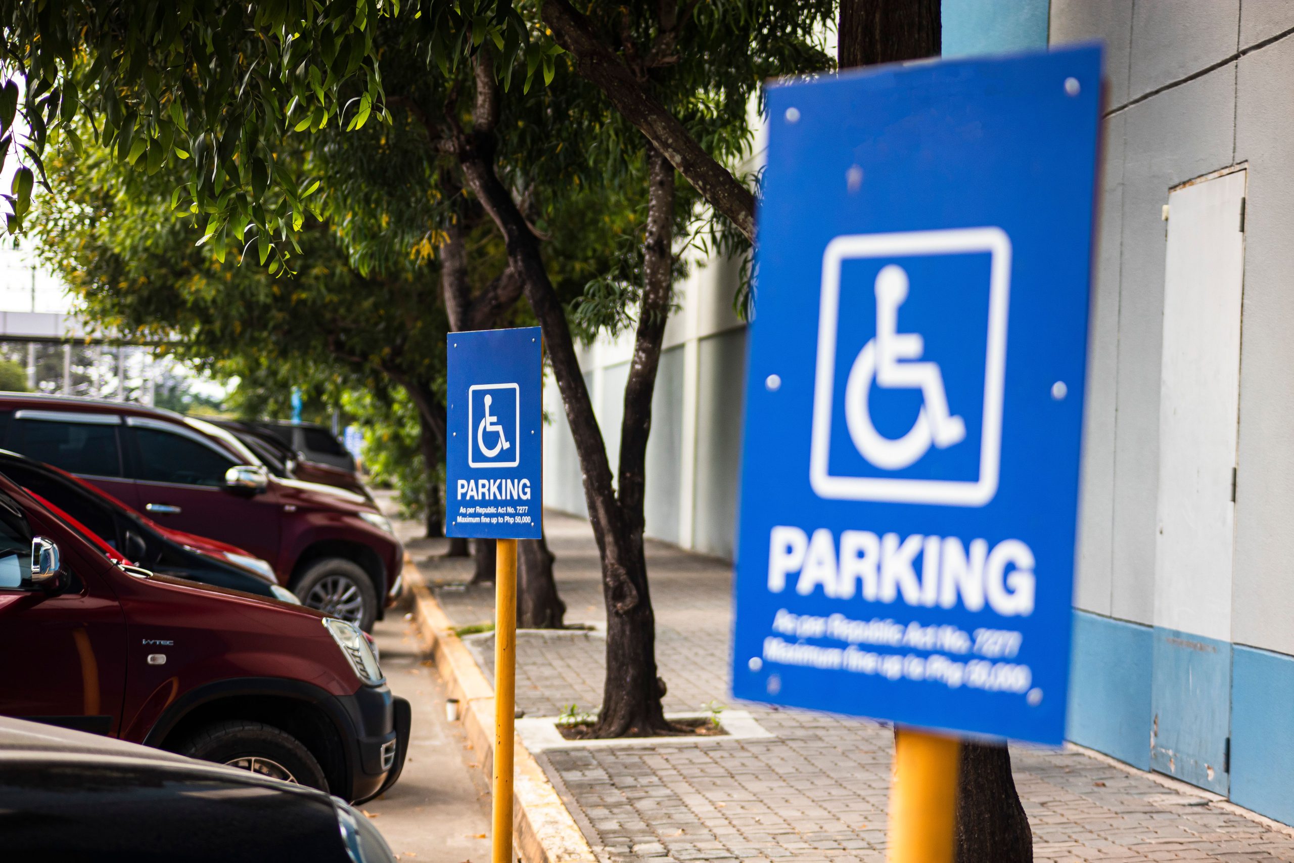 Panneau handicapé sur place de parking