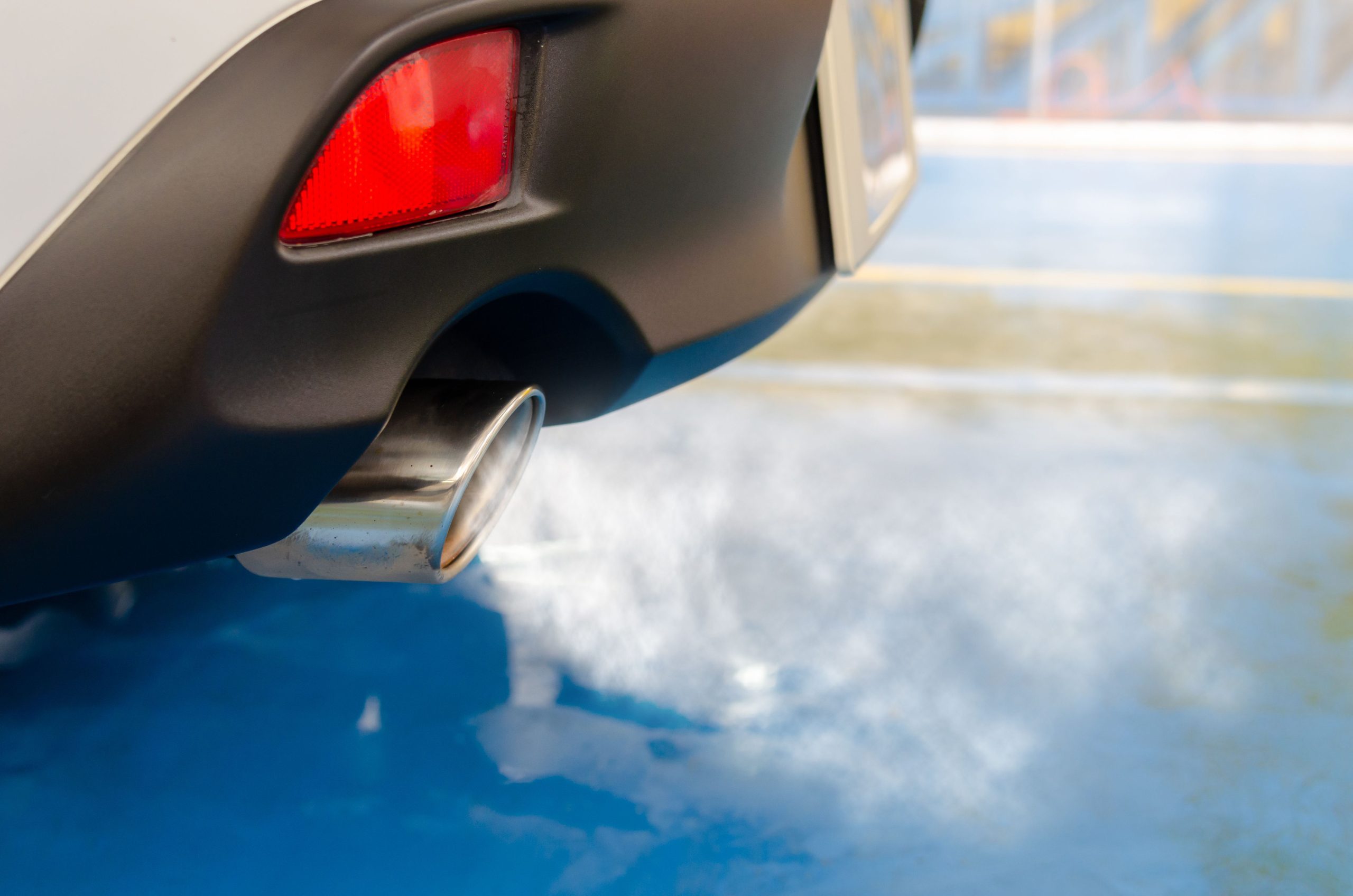 Tuyau echappement voiture emettant fumee pollution